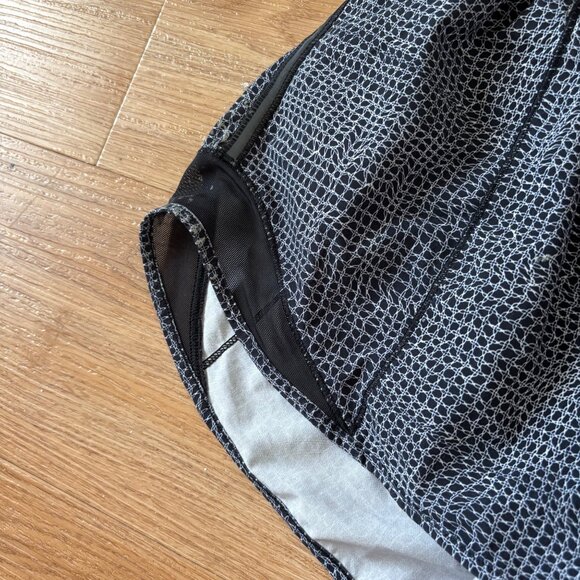 Lululemon Athletic Hotty Hot Low Rise Lined Shorts Black White Women’s Size 6 - Picture 4 of 8